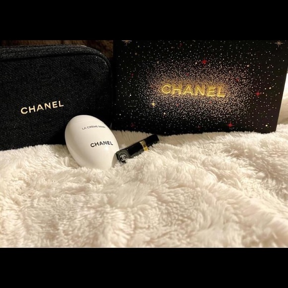Chanel bag with hand cream and lip set - Picture 2 of 4